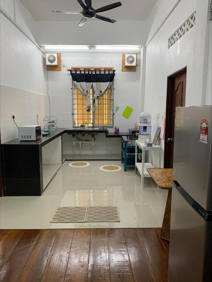 קמפונג קואלה בסוט La Wood Homestay מראה חיצוני תמונה