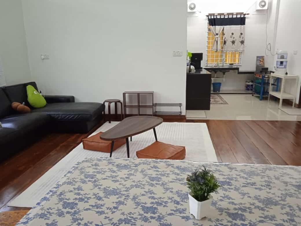קמפונג קואלה בסוט La Wood Homestay מראה חיצוני תמונה